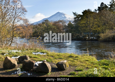 Schiehallion gesehen aus über den Fluss Tummel, Schottland Stockfoto