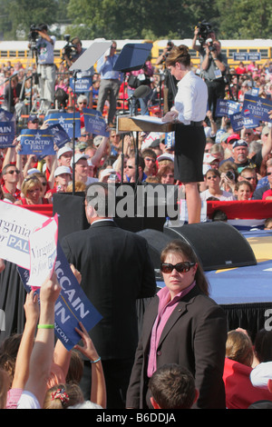 Weibliche Secret Service-Agent bei Sarah Palin-Kampagne-Rallye. Präsidentschaftswahlkampf Rallye 2008 in Virginia. Stockfoto