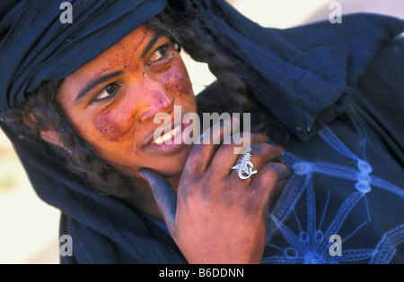 Niger, Agadez. Frau des Tuareg-Stammes. Stockfoto