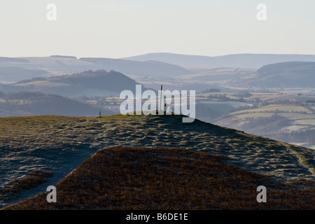 Spaziergänger genießen die neblige Aussicht über South Shropshire von der Spitze des Ragleth Hill, Kirche Stretton, Shropshire Stockfoto