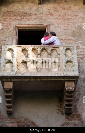 Paar Julias Balkon in Verona (aus Romeo und Julia Geschichte), Italien Stockfoto