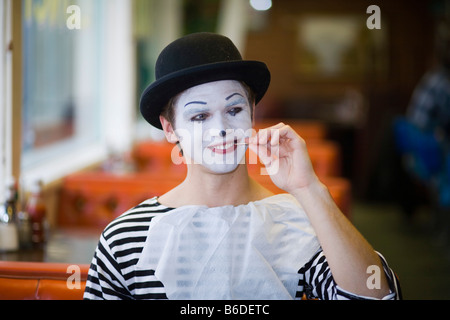 Junger Mann, bemaltem Gesicht, Pantomime, Lächeln Stockfoto