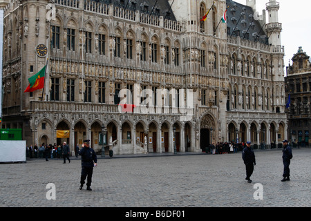 Belgische Polizei ergreift vorbeugende Maßnahmen vor Rathaus, für VIP-Besucher in Grand Place, Brüssel, Belgien. April 2008 Stockfoto