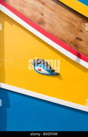 Nahaufnahme von einem gemalten Auge auf einem traditionellen Fischerboot Luzzu Marsaxlokk Bay Malta Stockfoto