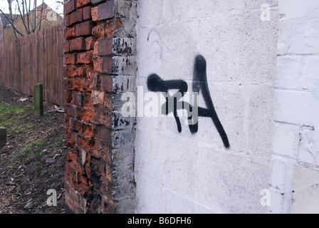 Graffiti an der Seite eines Gebäudes in Derbyshire Stockfoto