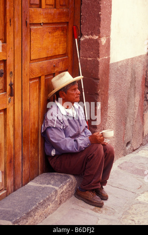 Blinden Bettler in einem Türrahmen sitzend, San Miguel de Allende, Guanajuato, Mexiko Stockfoto