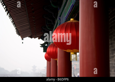 Rote Laternen hängen vom Torturm an der alten Stadtmauer in Xian China Stockfoto