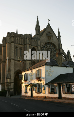 Am frühen Morgen Blick auf Arundel Kathedrale mit Str. Marys Gate Inn im Vordergrund. Stockfoto