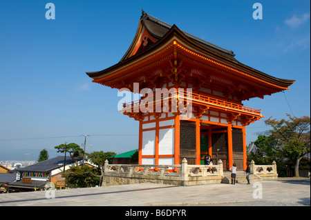 Das Eingangstor zum Kiyomizudera Tempel in Kyoto, Japan. Stockfoto