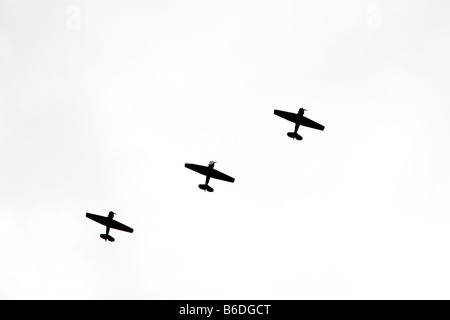 Drei Propeller Flugzeuge fliegen in Formation Ausschnitt Flugzeuge in Schwarz gegen weiß Stockfoto