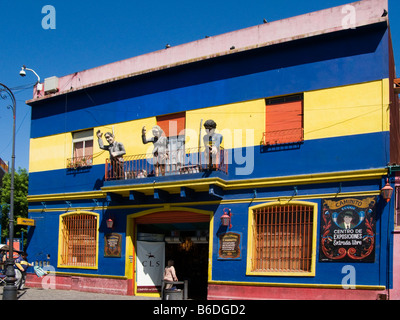 Einladende Puppen auf einem Balkon in einem Café in dem Stadtteil la Boca Buenos Aires Argentinien Stockfoto