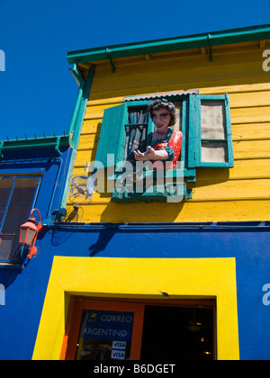 Einladende Marionette in einem Fenster eines Cafés im Stadtteil la Boca Buenos Aires Argentinien Stockfoto