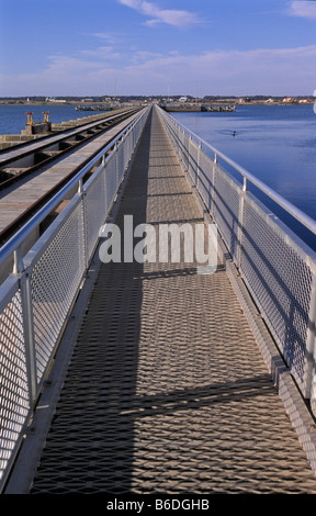 Goolwa Barrage, frisches Wasser in Lake Alexandrina trennt Salzwasser des Kanals Goolwa, Südaustralien Stockfoto