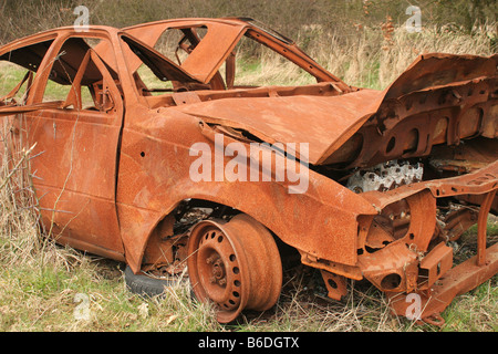 Abandond ausgebrannt rostige Auto Stockfoto