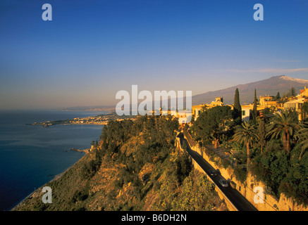 Ätna über Golfo di Naxos-Blick vom Piazza 9 Aprile Provinz Messina Taormina Sizilien Italien Stockfoto