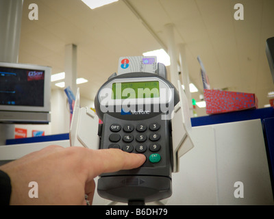 Ein Käufer an einem Self-service Check-Out mit EC-Karte bezahlen / chip und pin. Stockfoto