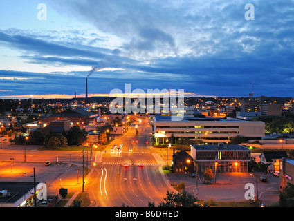 Teil der Innenstadt von Sudbury, Ontario, Kanada mit dem Wasserturm und der Superstack im Hintergrund Stockfoto