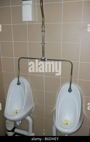 Schmutzige Urinale in Mens öffentliche Toiletten Stockfoto