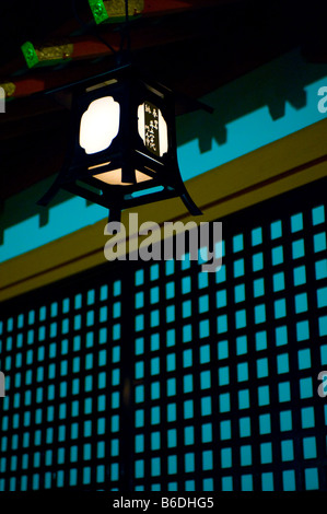 Hängende Laterne an Yasaka-Schrein in der Nacht in Kyoto, Japan. Stockfoto