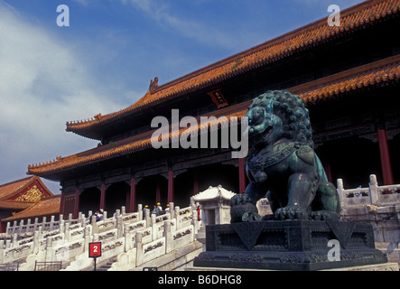 Löwe aus Bronze, vor der Halle der höchsten Harmonie, Taihedian, Verbotene Stadt, Peking, Peking, China, Asien Stockfoto
