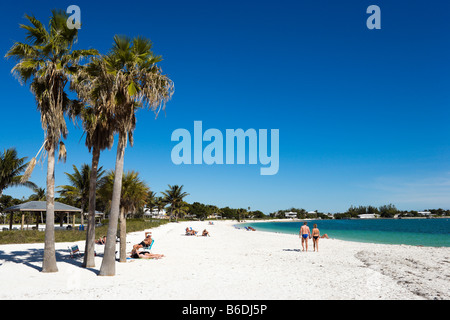 Paare, die am Strand Sombrero, Vaca Key, Marathon, Florida Keys Stockfoto