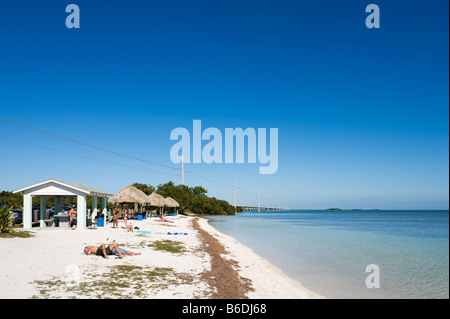 Strand im Veterans Memorial Park mit Blick auf die Seven Mile Bridge, Little Duck Key, Florida Keys, USA Stockfoto