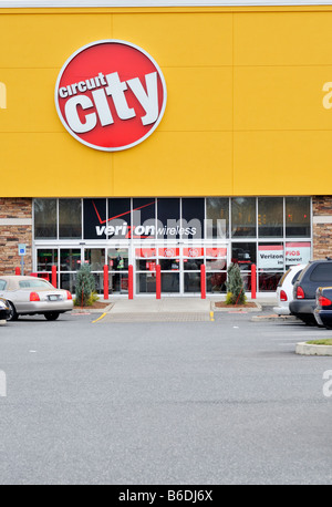 Außenfassade des Circuit City-Einzelhandel mit Zeichen und Logos und Autos auf Parkplatz speichern. USA Stockfoto