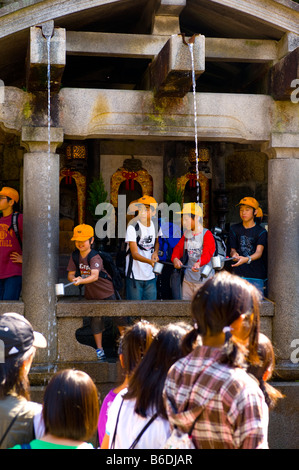 Schulkinder am Otowa-No-Taki Wasserfall Kiyomizudera Tempel in Kyoto, Japan. Stockfoto