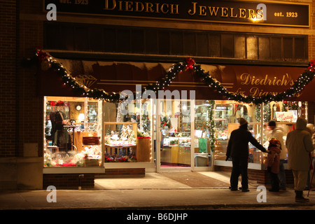 Ripon Dickens Christmas Celebration viktorianischen dekoriert Schmuck Ladenfront Stockfoto