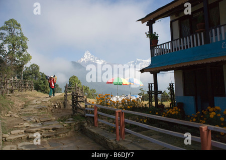 Fischschwanz Berg Porter und Straßencafé in Pothana Village in der Annapurna Region des Himalaya, Nepal Stockfoto