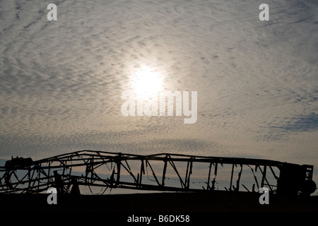 Afrika Namibia Skeleton Coast Wilderness Silhouette rosten bleibt der verlassenen Ölquelle in der Namib-Wüste Stockfoto