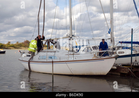 Boote aus dem Wasser heben, für den Winter im Segelclub ashlett Stockfoto