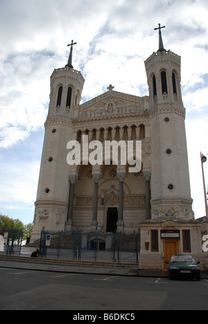 Die Basilika Notre Dame de Fourvière in Lyon, Frankreich. Die Kathedrale wurde im 19. Jahrhundert von dem Architekten Boßan gebaut. Stockfoto
