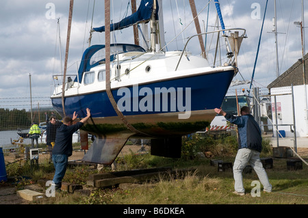 Boote aus dem Wasser heben, für den Winter im Segelclub ashlett Stockfoto