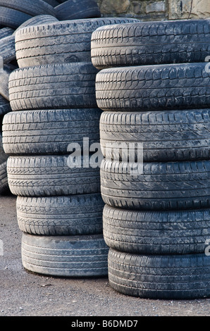 alte Reifen warten auf Entsorgung oder recycling Stockfoto