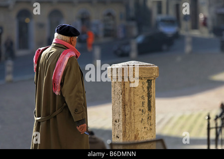 Ältere modischen Mann am Campo Siena Toskana Italien Stockfoto