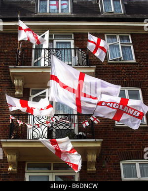 England St George Fahnen auf Wohnsiedlung Stockfoto