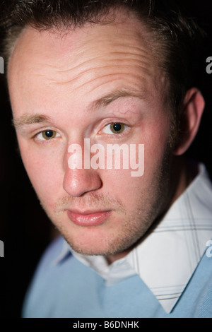 Porträt eines englischen Mann in seinen frühen Zwanzigern mit eine Stirnglatze Stockfoto