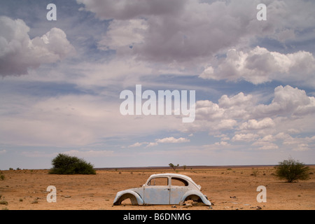 Afrika Namibia verrostet und abgespeckte bleibt VW-Käfer in Wüste Stockfoto