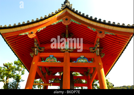Pagode mit einer Glocke am Kiyomizudera Tempel in Kyoto, Japan. Stockfoto