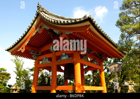 Pagode mit einer Glocke am Kiyomizudera Tempel in Kyoto, Japan. Stockfoto