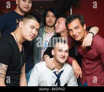 Eine Gruppe von jungen chinesischen Männer in einer Londoner bar Stockfoto