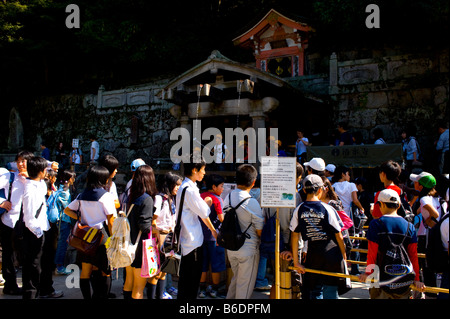 Schulkinder am Otowa-No-Taki Wasserfall Kiyomizudera Tempel in Kyoto, Japan. Stockfoto