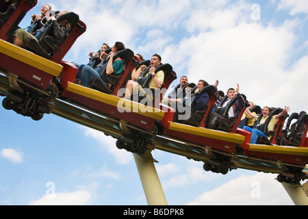 Menschen, die Reiten The Colossus Achterbahn im Thorpe Park Stockfoto