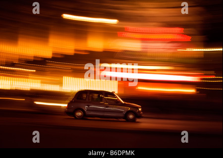 London Taxi in der Nacht mit Motion blur Stockfoto
