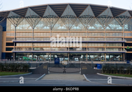 England. Ascot. Neu entwickelte Ascot Stand, Rennbahn Eingang. Februar 2007. Stockfoto