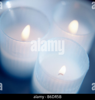 Brennenden Kerzen in Glasbehältern Stockfoto
