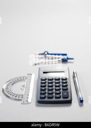 Mathematik Ausrüstung Winkelmesser (links) Kompass und Bleistift (Mitte oben) Stift (rechts) und elektronischen Taschenrechner (Lowercentre) Stockfoto