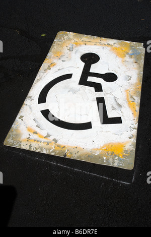 Städtisches Motiv einer Schablone für Spritzlackierung Behindertenparkplätze Zeichen in einen Parkplatz Textfreiraum Stockfoto
