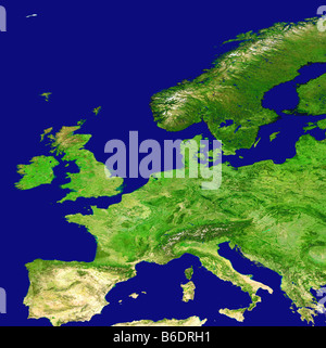 Europa, True-Color-Satellitenbild. Norden ist oben. Die größere Gebirgszüge sind mit Schnee (weiß) begrenzt. Stockfoto